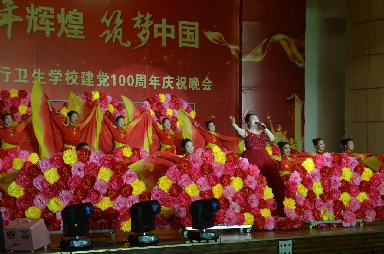吴建豪亲自操刀,周星驰离子烫新造型引热议,网友:妩媚动人